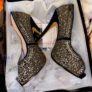 They are black with pearls. They are size 5 1/2. The brand is de blossom